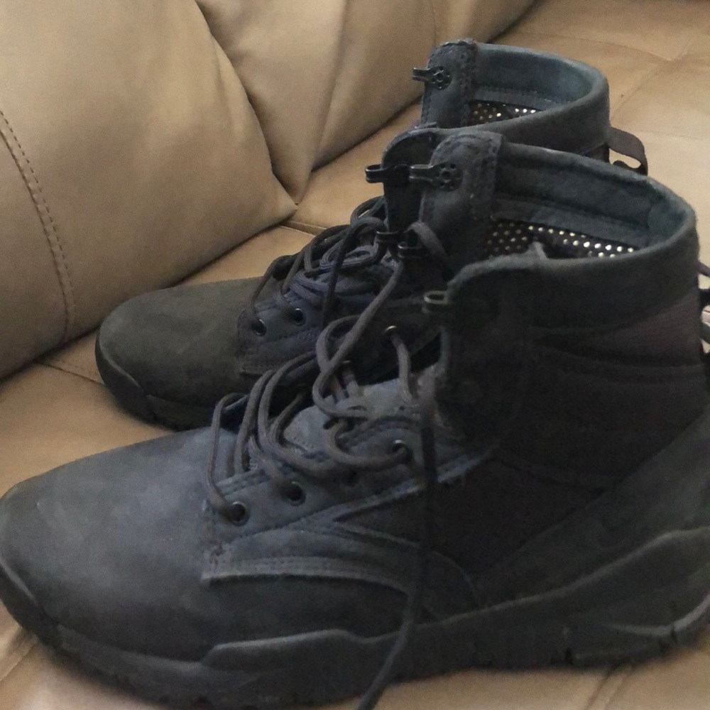 Nike black hiking shoes